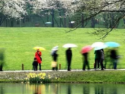 古时有“走谷雨”的风俗，谷雨这天青年妇女走村串亲